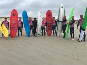 Séance de surf pour les Suédois