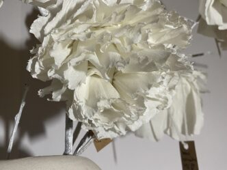Un vase décoratif orné de pivoines pour Mme Le Bras
