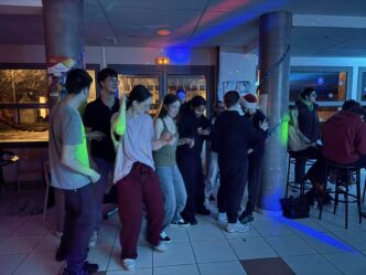 Soirée de Noël des internes : musique, sourires et esprit festif au rdv !