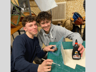 Maquette de la caserne – Étape 2 : on plie, on colle, ça prend forme ! Maquette de la caserne – Étape 2 : on plie, on colle, ça prend forme !