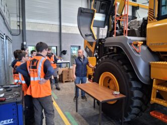 Diagnostic grandeur nature pour les 1ère Bac Pro Maintenance des Engins TP chez Volvo