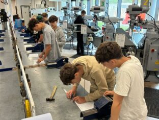 Métal, robots et piscine : une première journée réussie au South Devon College ! Métal, robots et piscine : une première journée réussie au South Devon College !
